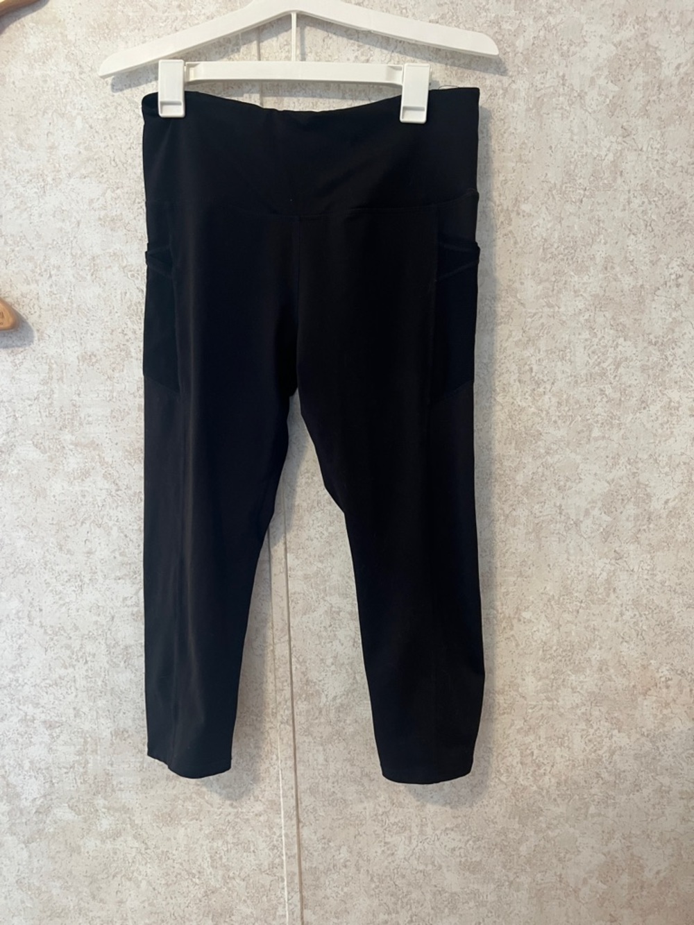 Galam High-Rise Capri Leggings with Side Pockets — Black- Size L